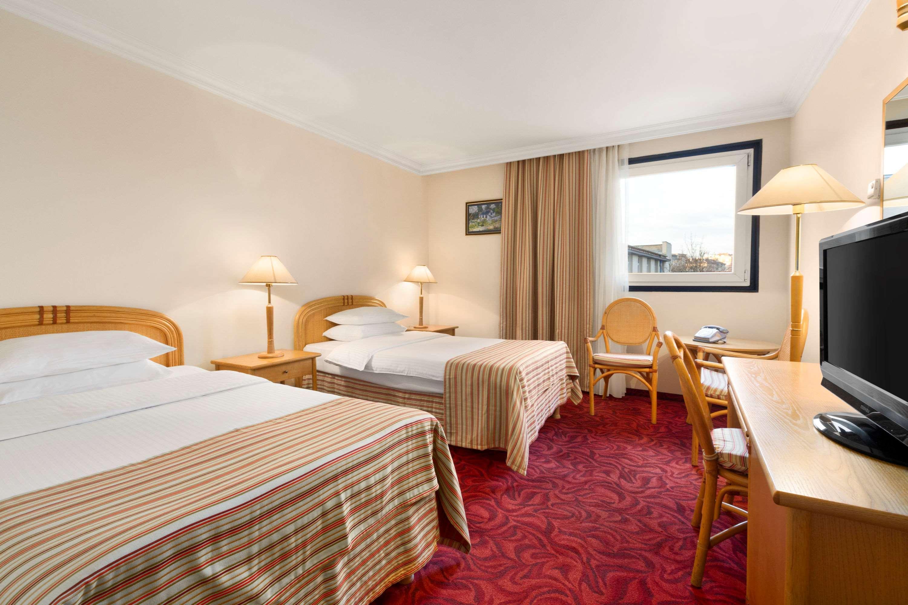 Ramada By Wyndham Center סופיה