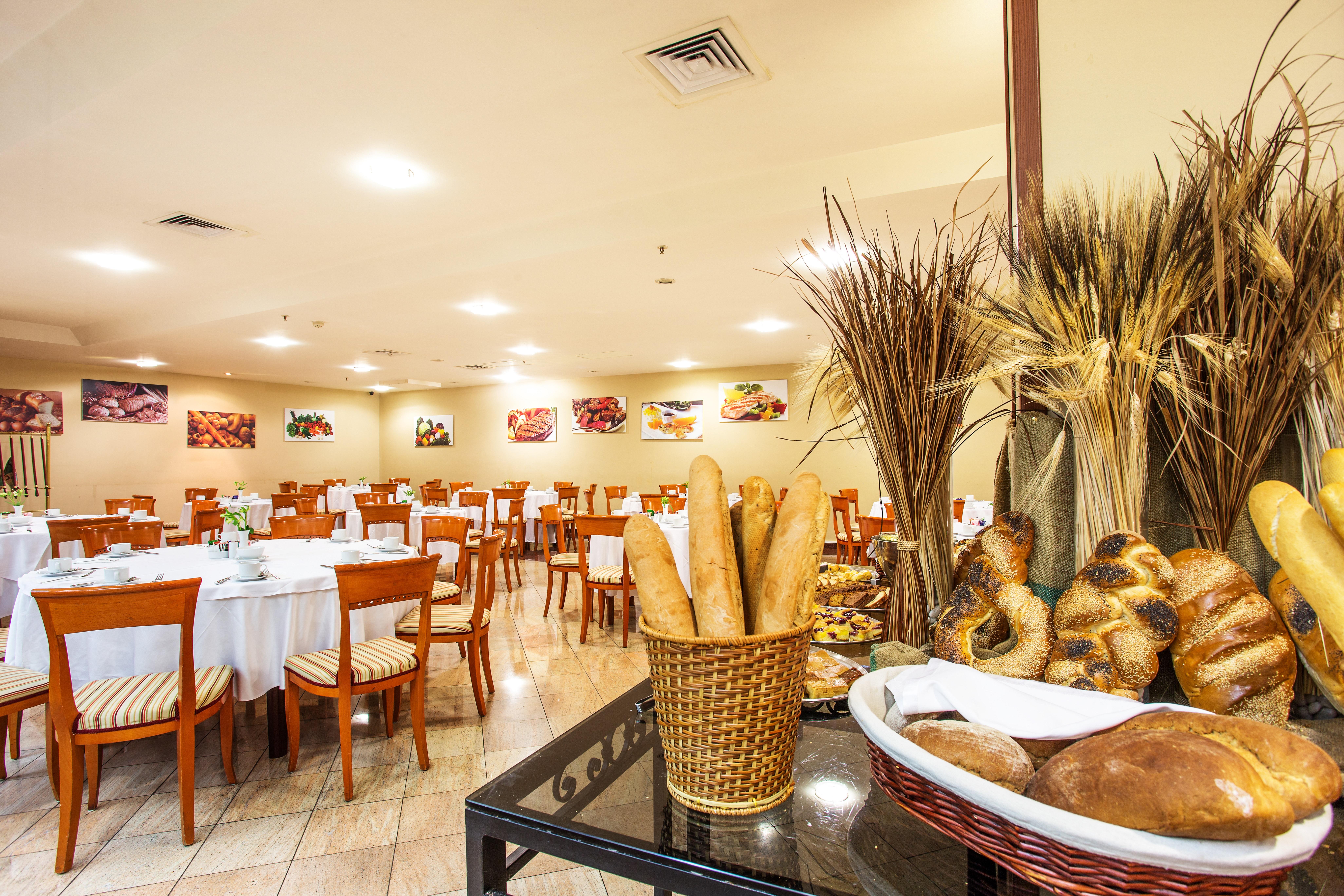 מלון Ramada By Wyndham Center 4*