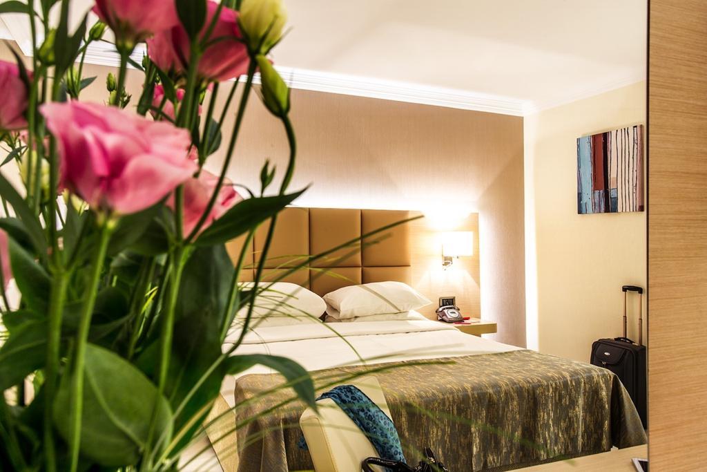 Готель Ramada By Wyndham Center 4*