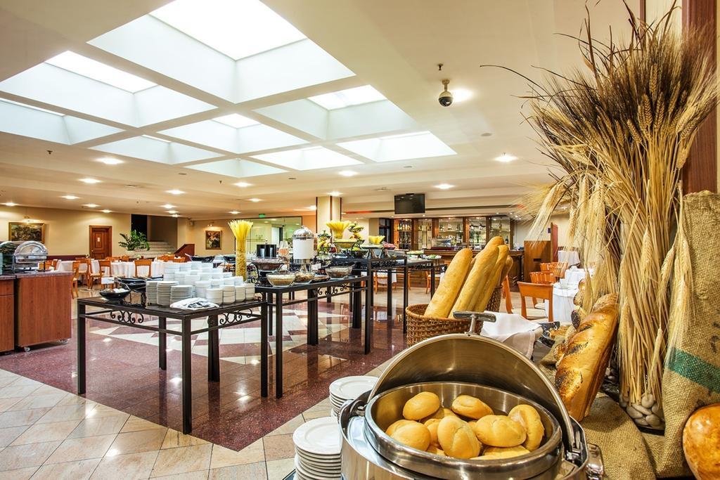 מלון Ramada By Wyndham Center 4*