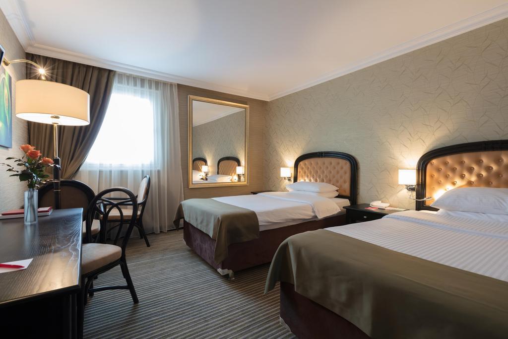 Ramada By Wyndham Center מלון 4*
